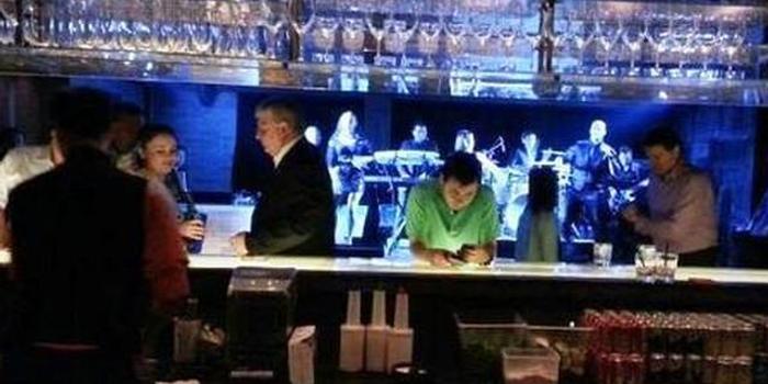 因父酗酒死洗劫酒吧