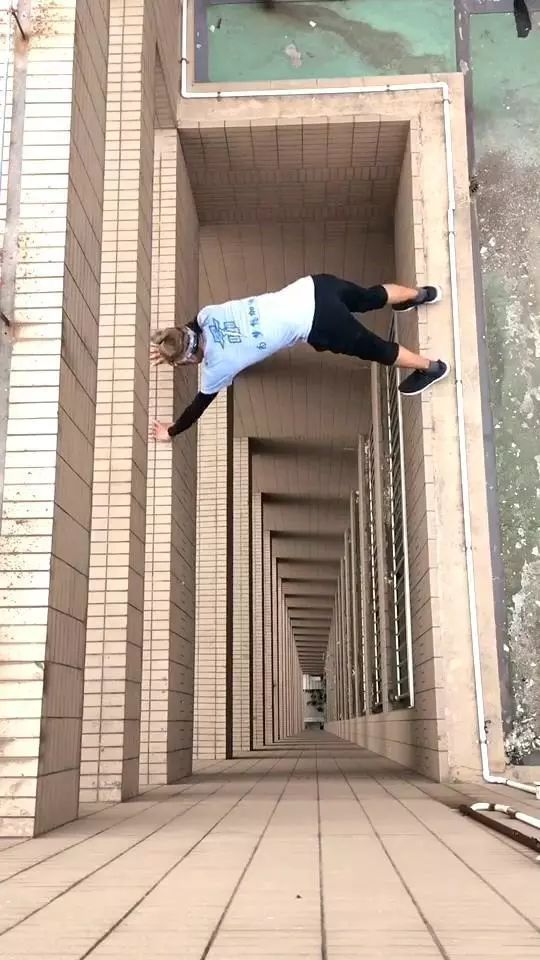 小伙梦游从三楼跳下:我真是人才