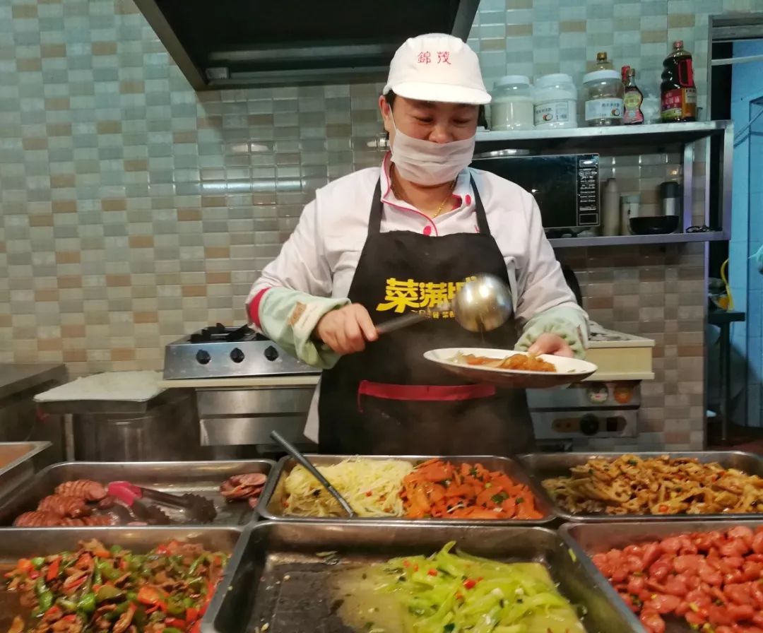 在食堂打饭的工作累吗食堂打饭的工作累不累，取决于多种因素。